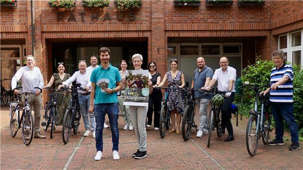 Stadtradeln: Bremervörde lädt zur Auftakt-Radtour Radeln zum Wohle des Klimas: Vertreterinnen und Vertreter von Stadtverwaltung, Politik sowie City- und Stadtmarketingverein hoffen auf eine rege Beteiligung beim ersten Bremervörder "Stadtradeln". Die dreiwöchige Aktion startet in Bremervörde am Sonntag, 25. August, um 13 Uhr mit einer gemeinsamen Radtour.