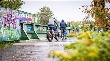 Radfahrer überqueren mit dem Rad die Achgelis-Brücke am Geestheller Damm: Hier ist noch Nachholbedarf, insbesondere Richtung Elbestraße.