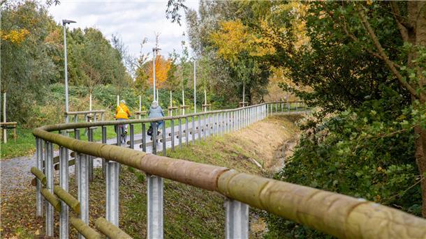 Radfahrer auf dem neuen Radweg  "Fahr(g)rad 8" 