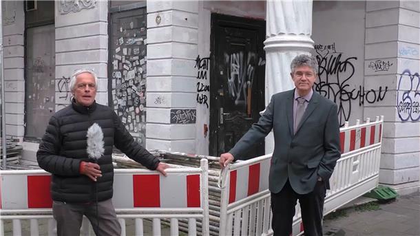 Radsatire aus Bremerhaven: Wolfgang Peters interviewt als Herbert Prassel „Dr. Speck-Luderbike“ alias Hans-Joachim Schmeck-Lindenau.