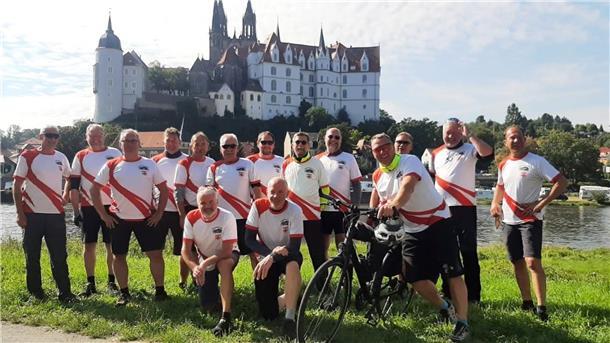 Radsportler des Turnvereins Gut Heil Spaden stellen sich vor der Albrechtsburg Meißen in Positur.