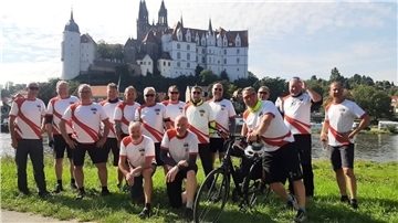 Radsportler des Turnvereins Gut Heil Spaden stellen sich vor der Albrechtsburg Meißen in Positur.
