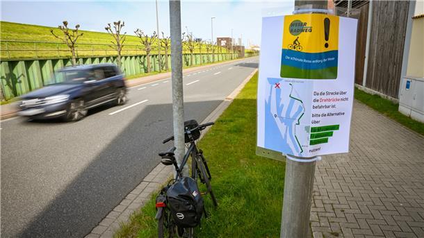 Radtourismus: Bremenports hat nach der Kritik am Freitag noch schnell provisorische Hinweisschilder an der Lohmannstraße angebracht.