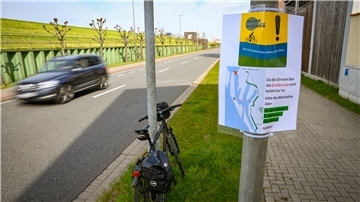 Radtourismus: Bremenports hat nach der Kritik am Freitag noch schnell provisorische Hinweisschilder an der Lohmannstraße angebracht.
