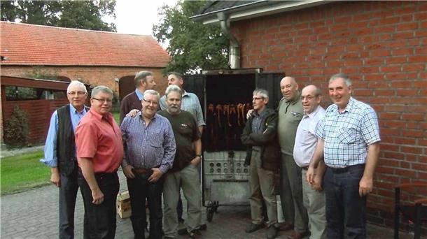 Räuchertag 2014 bei Reinhard Schnackenberg in Horstedt: Friedhelm Helmers, Günter Röhrs, Peter Helmers, Claus Jagels, Claus Haack, Carsten Tiegs, Peter Funke, Reinhard Schnackenberg, Oskar Gettel und Hans-Günter Hastedt (von links). Funke und Tiegs fungieren als Räuchermeister.