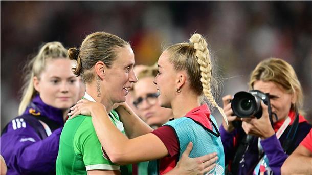 Wirtz ist Fußballer des Jahres - Schuster bester Trainer Räumten gemeinsam ab: die Nationalspielerinnen Ann-Katrin Berger und Giulia Gwinn.