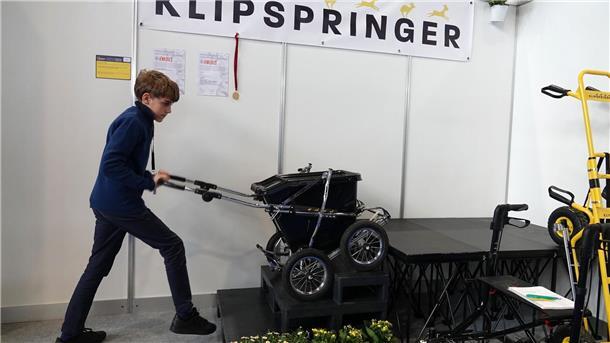 Genfer Erfindersalon: Mobiler Strandkorb und andere Ideen Rafael Boisseau demonstriert den Klipspringer.