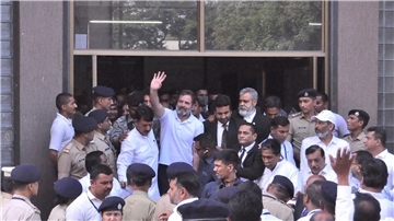 Rahul Gandhi (M.) winkt seinen Anhängern zu: Er Urenkel von Indiens erstem Premierminister Jawaharlal Nehru und Enkel der späteren Regierungschefin Indira Gandhi.