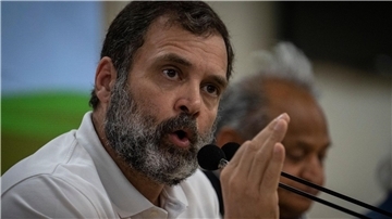 Rahul Gandhi, Oppositionsführer der Kongresspartei in Indien, erhält seinen Sitz im Parlament zurück.