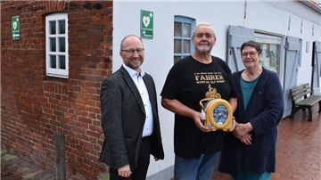 Raiba-Vorstand Peter Beck sowie Ditmar Oetjen und Martina Geberzahn vom Förderkreis Museum Fedderwardersiel freuen sich über den Defibrillator, der in der öffentlichen Toilette am Nationalpark-Haus zu finden ist.