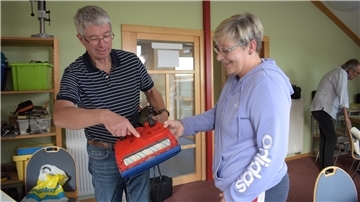 Im Repair Café Loxstedt erwecken Experten wie Rainer Kütemann defekte Dinge wieder zum Leben, wie etwa diesen Saugwischer von Wiebke Steffen. 