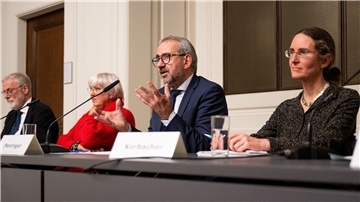 Rainer Robra (l-r, CDU), Kulturminister von Sachsen-Anhalt, Claudia Roth (Bündnis 90/Die Grünen), Kulturstaatsministerin, Hermann Parzinger, Präsident der Stiftung Preußischer Kulturbesitz, und Dagmar Korbacher, Direktorin Kupferstichkabinett der Staatlichen Museen zu Berlin, bei der Vorstellung der Eckpunkte für die Reform der Stiftung Preußischer Kulturbesitz.