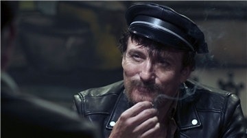 Rainer Werner Fassbinder (Oliver Masucci) geht dahin, wo es weh tut - im Film und im Leben.
