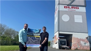 Zwei Männer mit Plakat