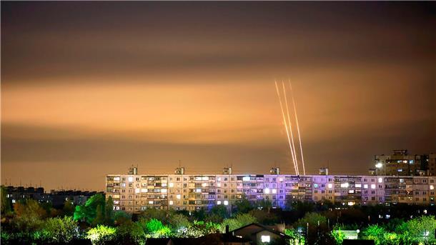 Krieg gegen die Ukraine: So ist die Lage Raketen aus der russischen Region Belgorod gegen die Ukraine abgefeuert - fotografiert von Charkiw (Ukraine) aus.