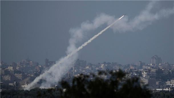 Raketen werden aus dem Gazastreifen auf Israel abgefeuert.