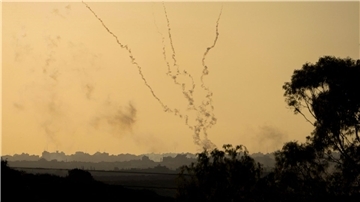 Raketen werden aus dem Gazastreifen auf Israel abgefeuert.