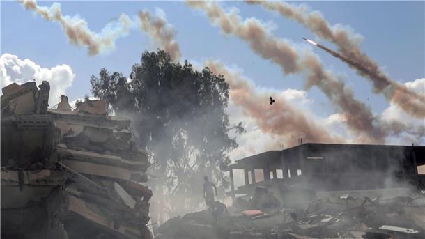 Zwei Hamas-Geiseln frei - „Gipfel für den Frieden“ in Kairo Raketen werden aus dem Gazastreifen auf Israel abgefeuert.