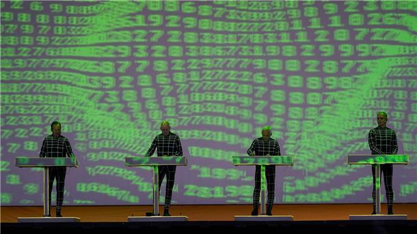 Sampling-Streit um Kraftwerk-Beat geht zum EuGH Ralf Hütter (l-r), Henning Schmitz, Fritz Hilpert und Falk Grieffenhagen von Kraftwerk auf der Bühne.