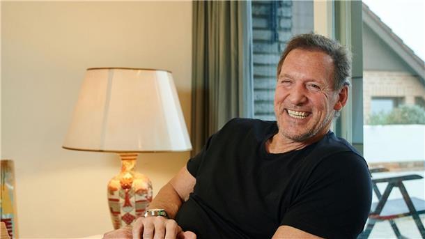 Ralf Moeller sieht bei Schwarzenegger „nur noch Schneestaub“ Ralf Moeller geht mit seinem Freund, Arnold Schwarzenegger, nach den Weihnachtsfeiertagen Skifahren.