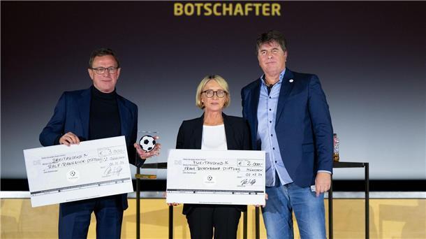 Rangnick ist deutscher Fußball-Botschafter 2024 Ralf Rangnick, Heidi Beckenbauer und Vereinsgründer Roland Bischof bei der Auszeichnung des deutschen Fußball-Botschafters in München.