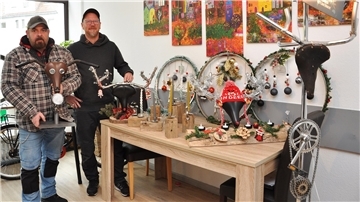 Ralf Schmidt (links) und Heiko Bahlmann leiten das Projekt Nordenhamer Tafelsilber im Arbeitslosenzentrum. Aus Schrott fertigen sie Kunsthandwerk. Das bieten sie bei der Messe Weihnachtsambiente am 30. November und 1. Dezember in der Markthalle Rodenkirchen an.
