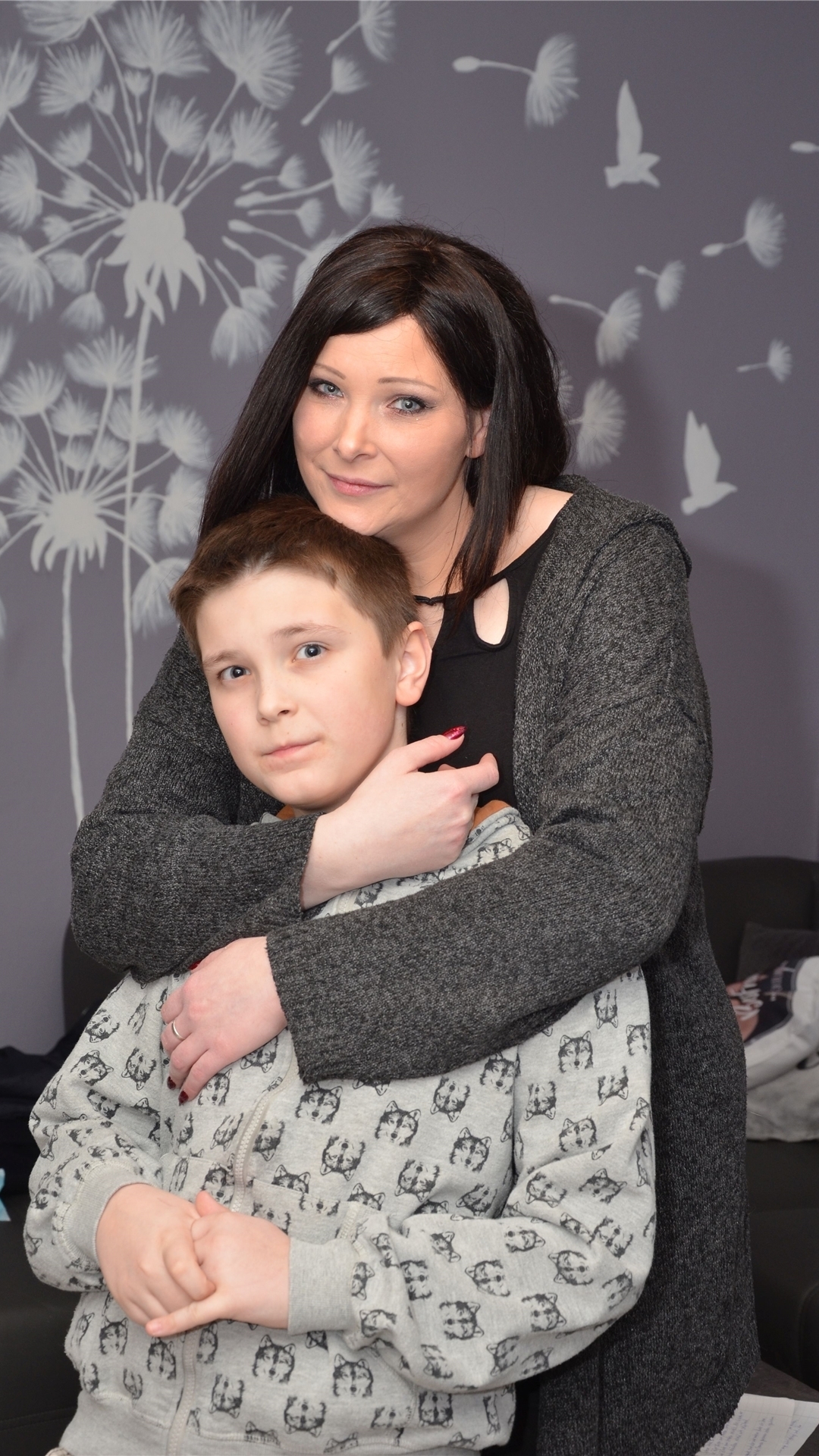 Ramona Nauck sitzt mit ihrem Sohn Dean im heimischen Wohnzimmer. Der Junge leidet an Asperger-Autismus und ADHS.