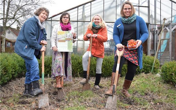 Ran an den Spaten (von links): Susanne Zander (KVHS), Süntka Janßen (Tafel), Janine Claßen und Anke Renken (beide KVHS) hoffen auf möglichst viele Teilnehmer bei ihrem neuen Gartenprojekt.