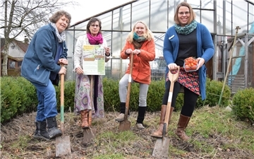 Ran an den Spaten (von links): Susanne Zander (KVHS), Süntka Janßen (Tafel), Janine Claßen und Anke Renken (beide KVHS) hoffen auf möglichst viele Teilnehmer bei ihrem neuen Gartenprojekt.
