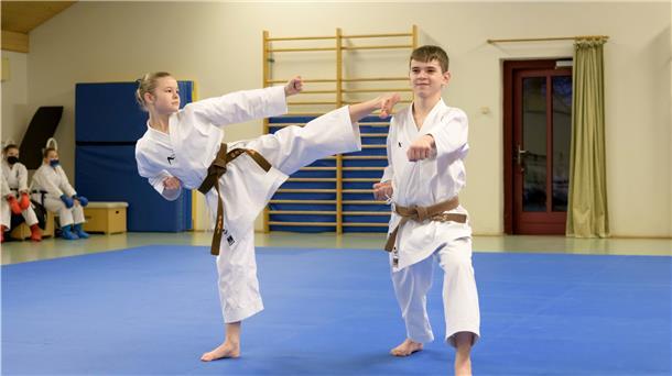 Zwei Kinder beim Karate.