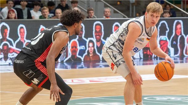 Raphael Falkenthal (rechts) ist mit den Eisbären Bremerhaven bei den Nürnberg Falcons zu Gast.