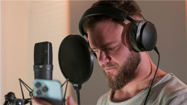 Wenn die Worte stolpern - ZDF-Doku über Stottern Rapper Artjom in der Tonkabine - eine Szene aus „Jedes Wort ein Sieg - Mein Stottern hält mich nicht auf“.