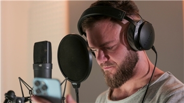 Rapper Artjom in der Tonkabine - eine Szene aus „Jedes Wort ein Sieg - Mein Stottern hält mich nicht auf“.