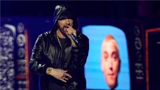 Eminem verbietet Republikaner seine Songs zu rappen Rapper Eiminem bei der Einführungszeremonie der Rock & Roll Hall of Fame 2022.