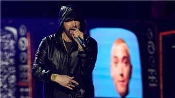 Rapper Eiminem bei der  Einführungszeremonie der Rock & Roll Hall of Fame 2022.