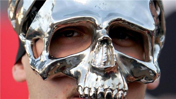 Sido: Spätestens aus Eitelkeit hätte ich die Maske abgelegt Rapper Sido, das Gesicht versteckt hinter einer silbernen Totenkopfmaske.