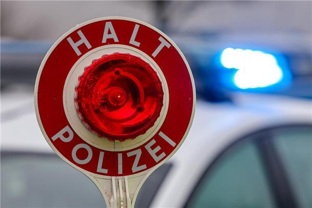 Ein Polizist hält eine Polizeikelle für eine Kontrolle. Bei Geschwindigkeitskontrollen wurden mehrere Fahrer ertappt, die erheblich zu schnell unterwegs waren und nun empfindliche Strafen erwarten.  