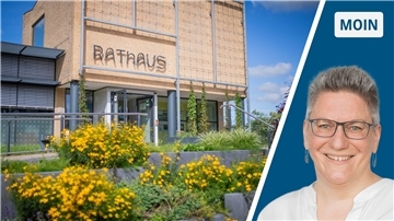 geteiltes Bild: links: Rathaus-Gebäude mit Blumenbeeten im Vordergrund; rechts: Frau in weißer Bluse mit Brille