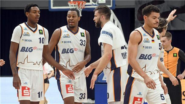 Die Eisbären legen einen blutleeren Auftritt hin Ratlose Gesichter bei den Eisbären (von links): Kevin Charles, Nick Hornsby, Hendrik Drescher und Jarelle Reischel.