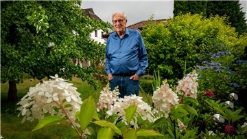 Mann im Garten