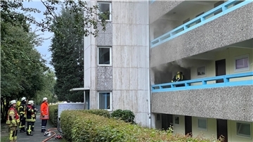 Haus nach Feuer in Stotel unbewohnbar Rauch drang aus der brennenden Wohnung.