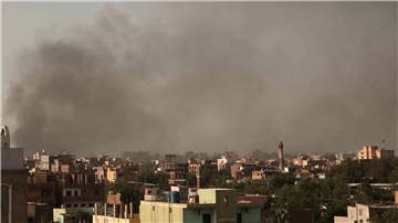 Rauch steigt am 29.04.2023 über der sudanesischen Hauptstadt Khartum auf.