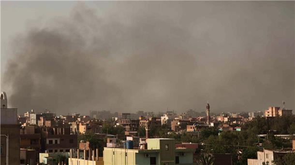 Sudan: Konfliktparteien stimmen siebentägiger Waffenruhe zu Rauch steigt am 29.04.2023 über Khartum auf.