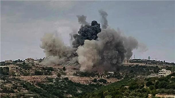 Vergeltung mit Raketen: Hisbollah feuert auf Israel Rauch steigt auf nach einem israelischen Angriff mit Kampfhubschraubern auf ein Dorf im Südlibanon.