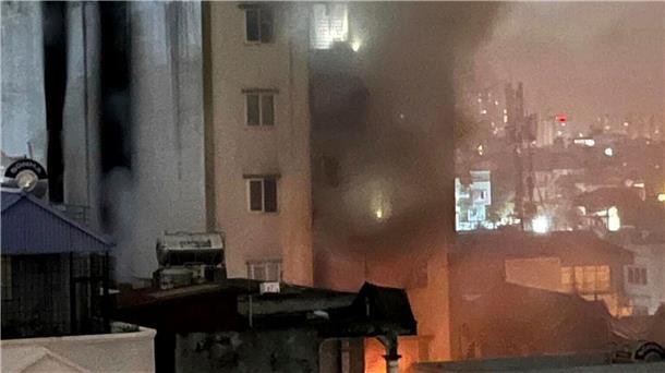 Opferzahl bei Brandkatastrophe in Wohnhaus steigt auf 56 Rauch steigt aus dem brennenden Gebäude in Hanoi.