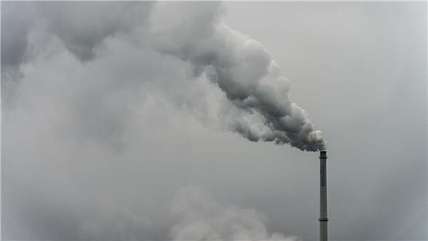 Ökonomen-Umfrage: Jahrelang trübe Aussichten für Deutschland Rauch steigt aus dem Schornstein einer Fabrik. Das Wirtschaftswachstum in Deutschland wird nach Einschätzung vieler Fachleute auch in den kommenden Jahren nahezu stagnieren. (Symbolbild)
