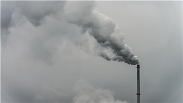 Rauch steigt aus dem Schornstein einer Fabrik. Das Wirtschaftswachstum in Deutschland wird nach Einschätzung vieler Fachleute auch in den kommenden Jahren nahezu stagnieren. (Symbolbild)