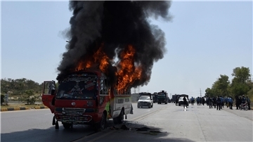 Rauch steigt aus einem brennenden Bus während Zusammenstößen von Anhängern des ehemaligen pakistanischen Premierministers Khan und der Polizei.