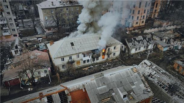 Krieg gegen die Ukraine: So ist die Lage Rauch steigt aus einem brennenden Gebäude in einer Luftaufnahme von Bachmut auf, dem Ort schwerer Kämpfe mit russischen Truppen in der Region Donezk.