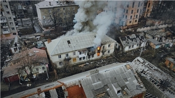 Rauch steigt aus einem brennenden Gebäude in einer Luftaufnahme von Bachmut auf, dem Ort schwerer Kämpfe mit russischen Truppen in der Region Donezk.